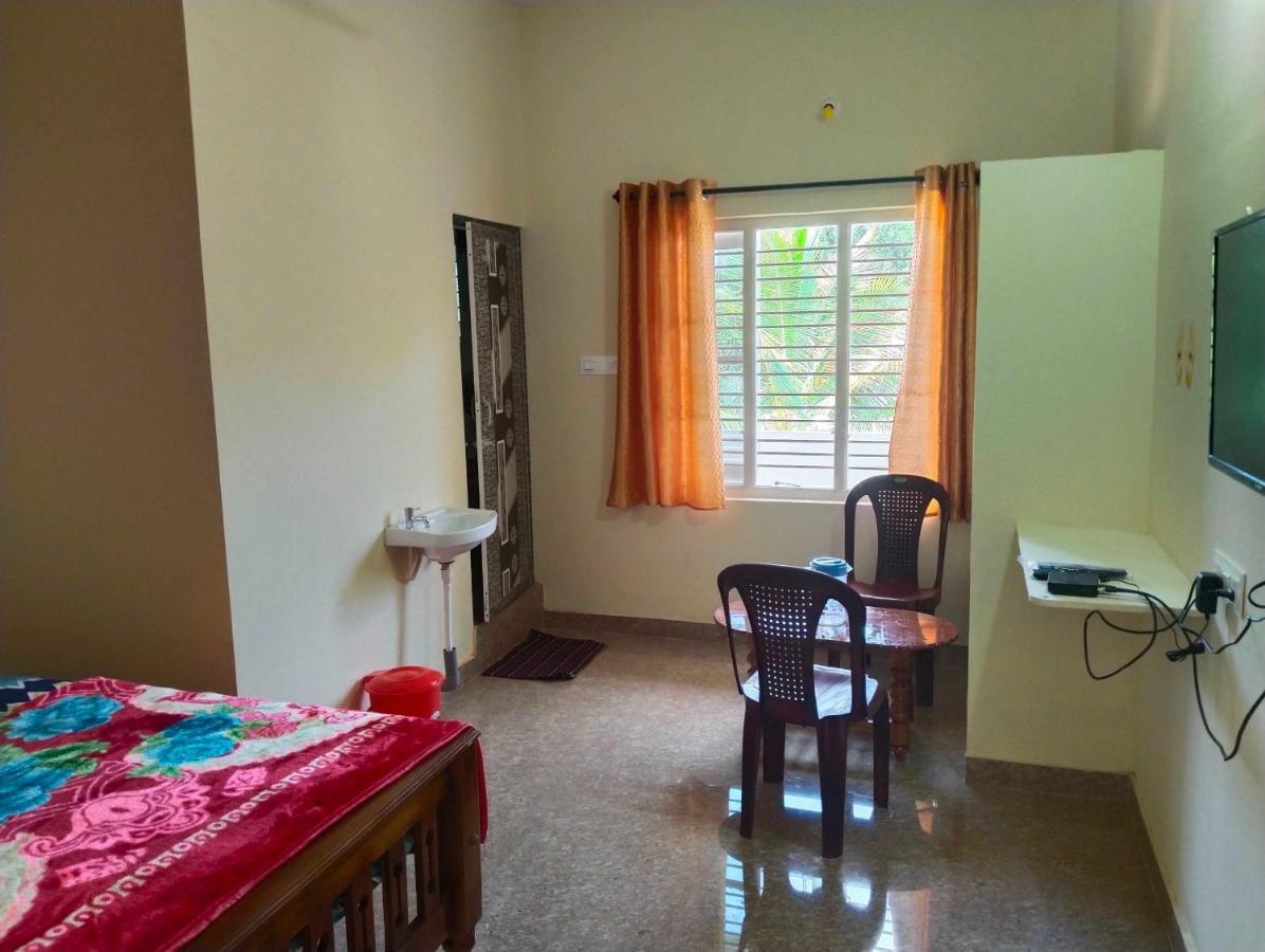 Oyo 8206 K J Residency Hotel Májszúr Kültér fotó